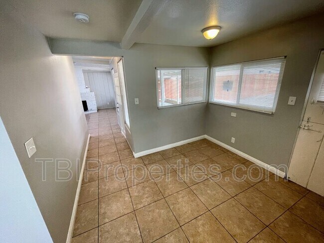 Foto del edificio - 156 E Marshall Blvd