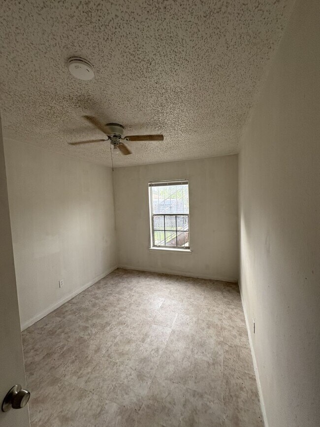 Building Photo - 2513 Quintana Rd