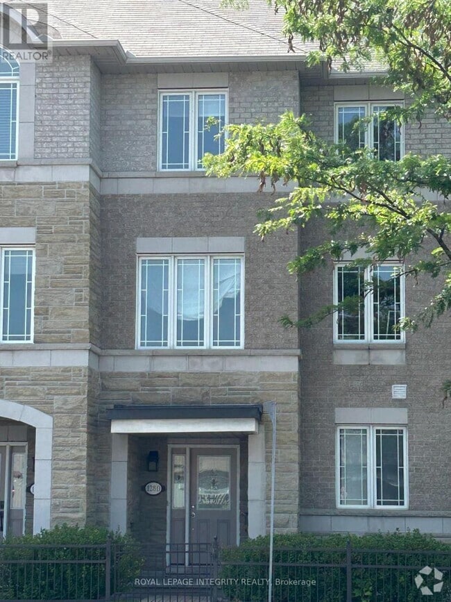 Building Photo - 128 Centrepointe Dr