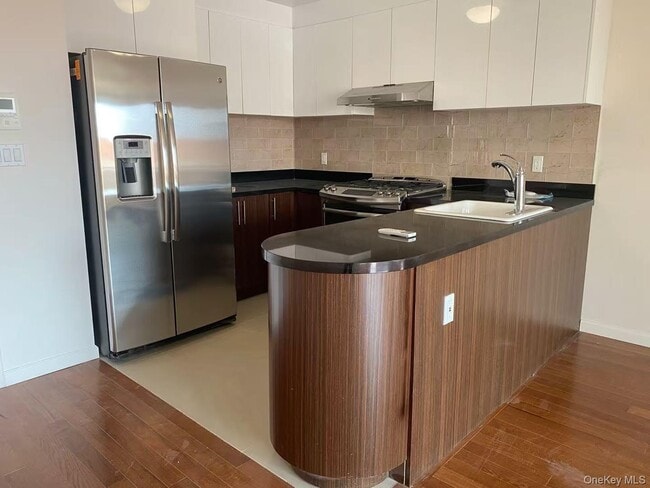 Building Photo - 136-46 41st Ave