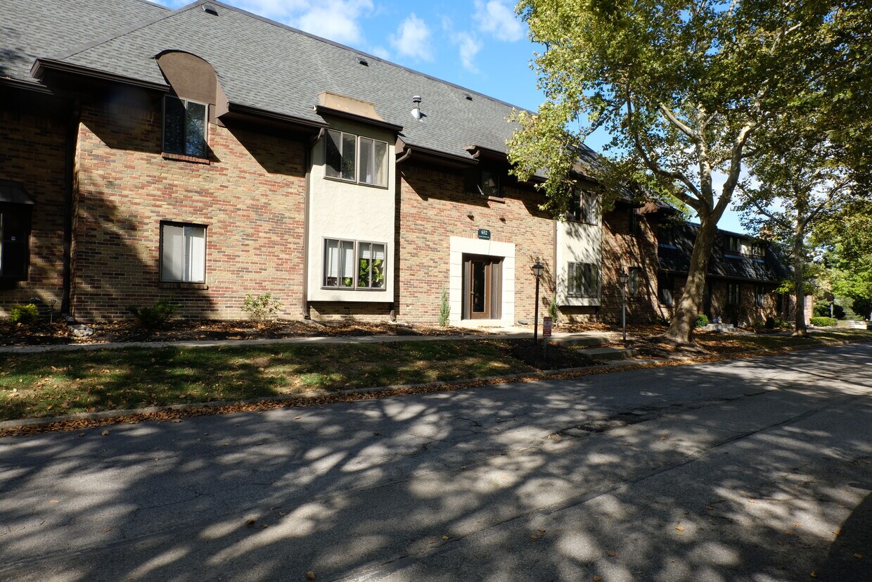 Primary Photo - 652 Olde Towne Ave