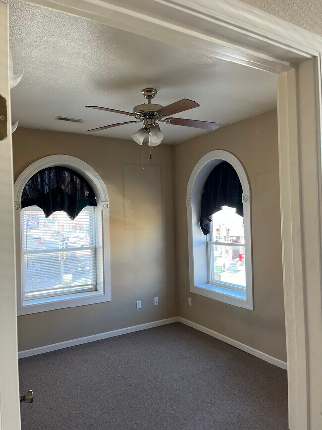 Dormitorio con vista al centro - 619 N Pine St