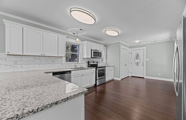Building Photo - Waterfront Stunner! 3 BR/2 BA + Boat Dock/...