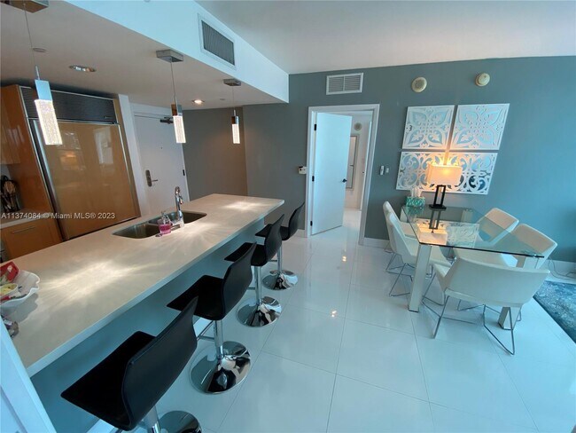 Foto del edificio - 6801 Collins Ave