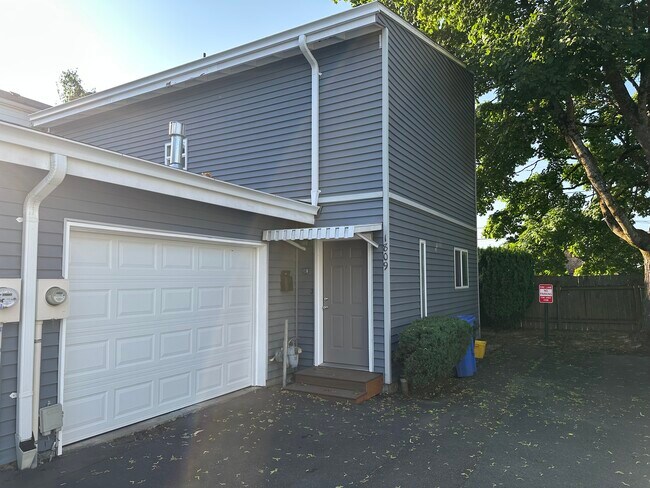 front - 1809 SE Harney St Townhome