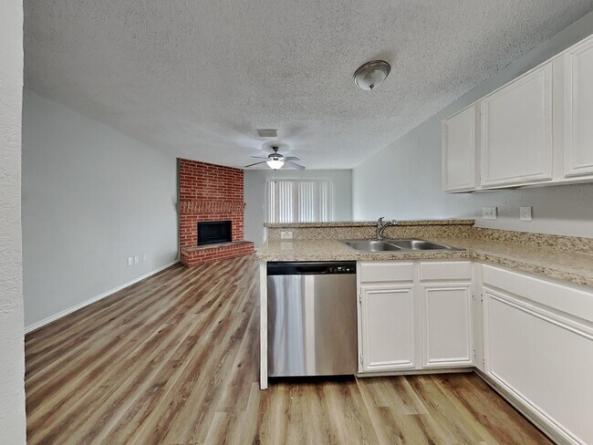 Foto del edificio - Charming 3 Bed Home for Rent in Dallas | Vaulted Ceilings | 2-Car Garage
