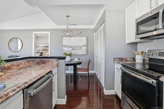 Building Photo - 757 Eastshore Terrace