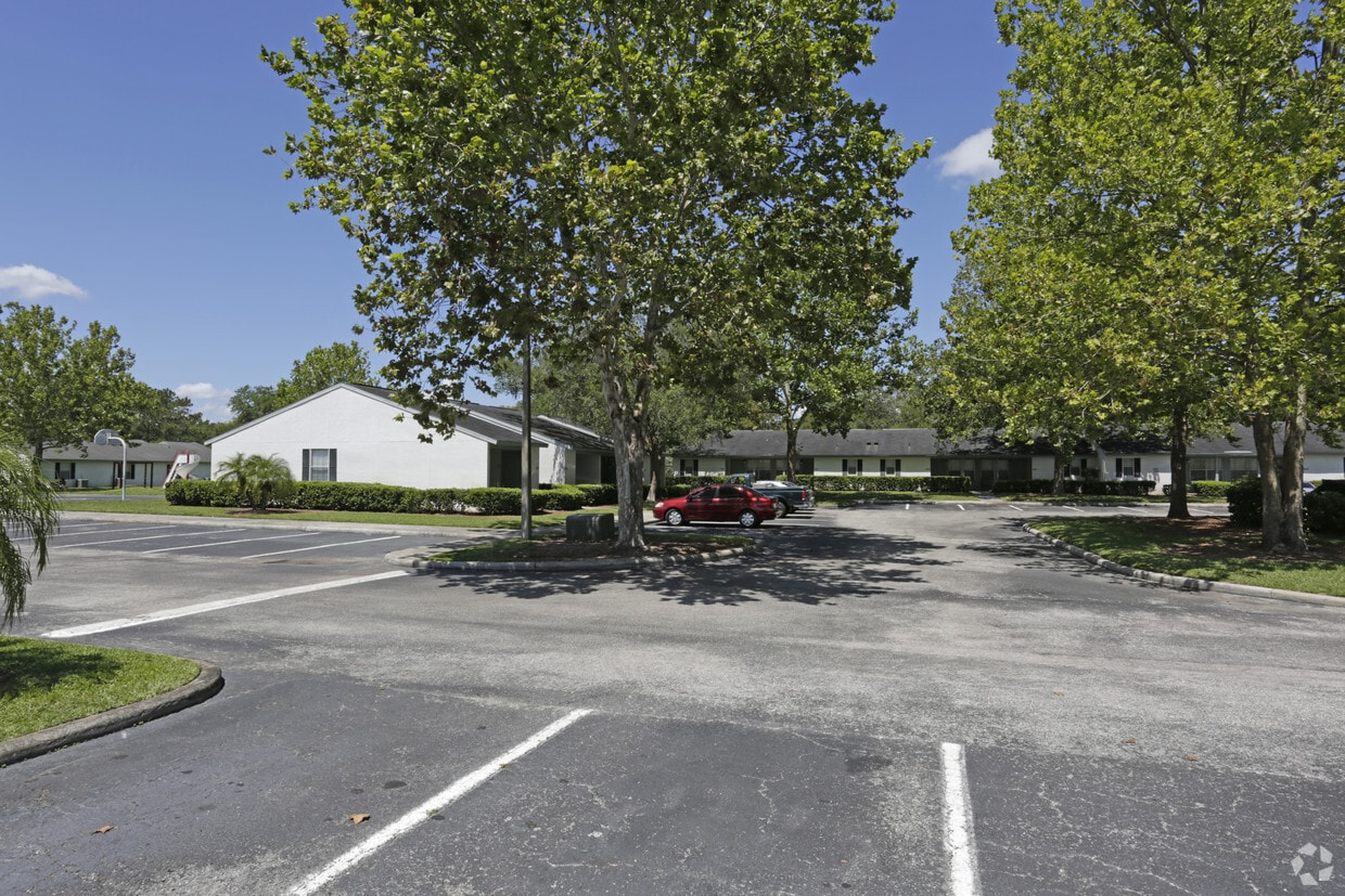Primary Photo - Crystalwood Apartments