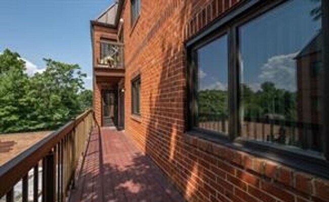 Building Photo - Very well maintained and extra large 3BR 2BA condo moments to Marc Train in Downtown Gaithersburg