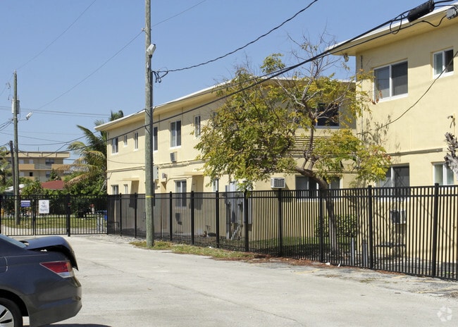 Building Photo - Palm Gardens