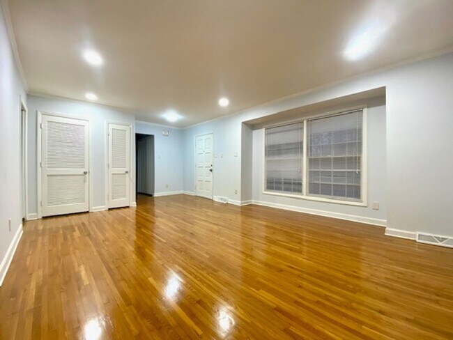 Building Photo - Nice quiet neighborhood -3 bed,2 bath bric...
