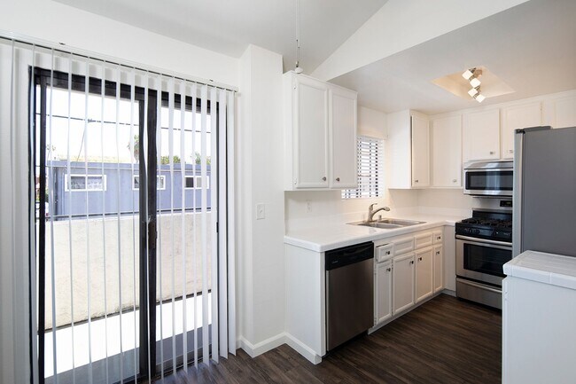 Foto del edificio - 2BR w/ Fireplace and 2 Parking Spaces in N...