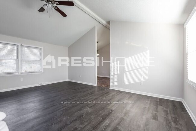 Building Photo - "Welcome Home! Rent easily and live comfor...