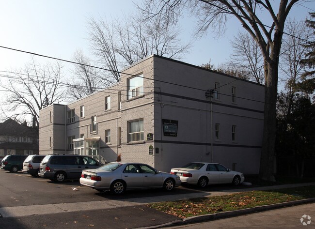 Photo du bâtiment - 8 Oakwood Avenue North