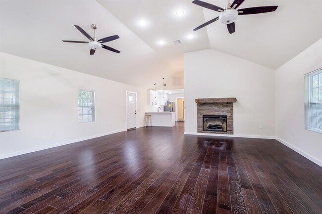 Foto del edificio - 7511 Carver Ave