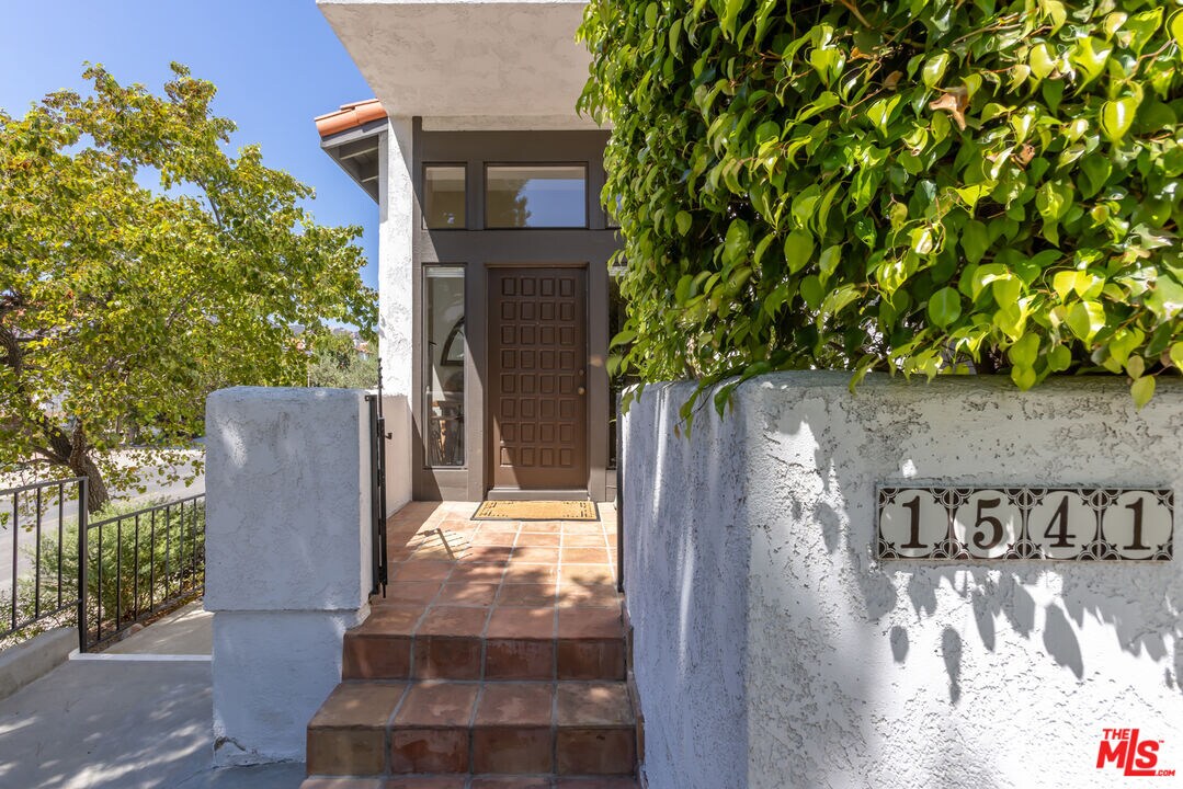 Primary Photo - 1541 Palisades Dr
