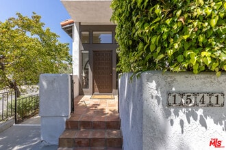 Building Photo - 1541 Palisades Dr
