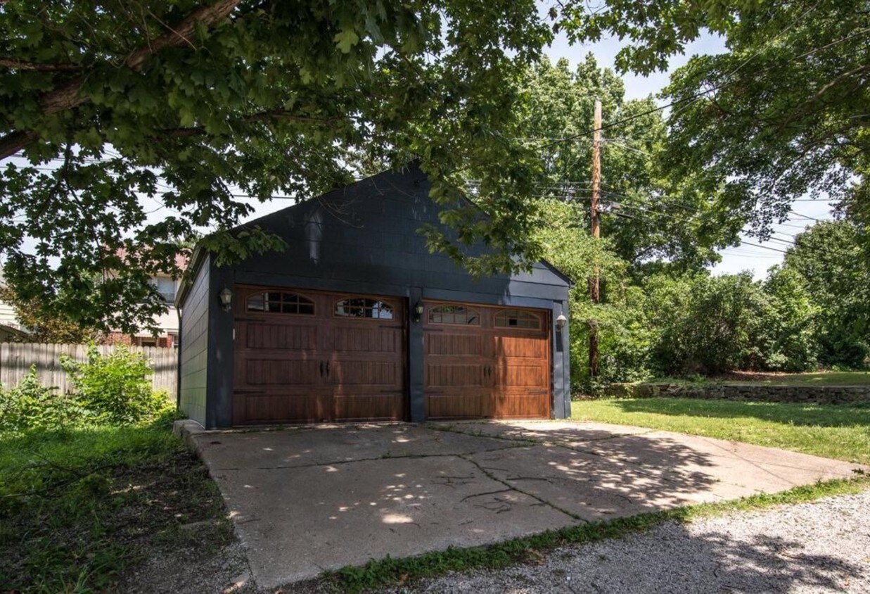 Primary Photo - 318 E 75th St