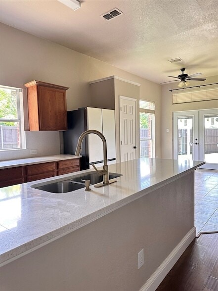 Foto del edificio - 7901 Whispering Tree Ln