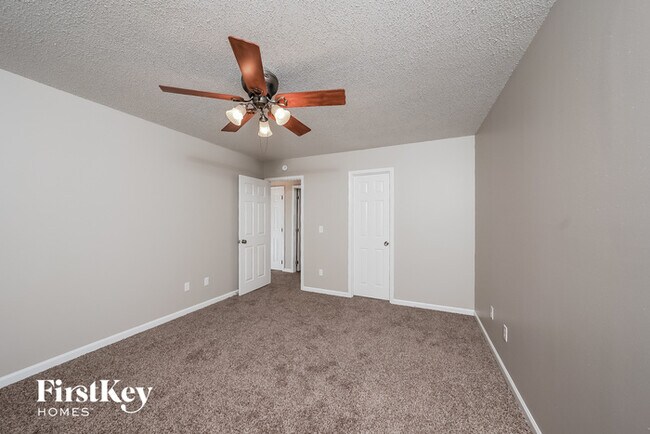 Building Photo - 2212 Williamsburg Dr