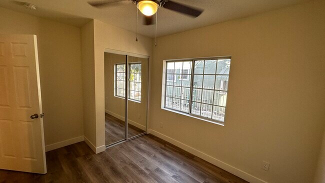 Building Photo - 213 W 41st Pl