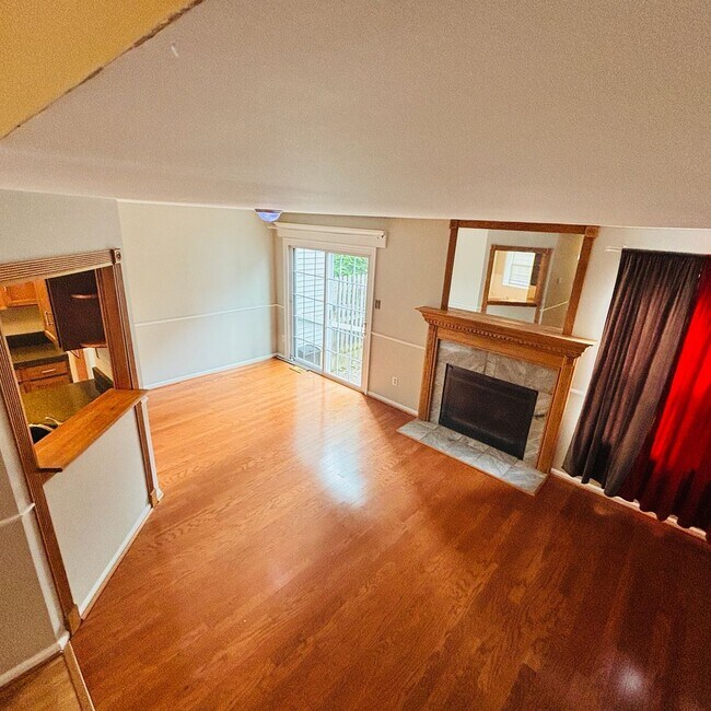 Foto del edificio - Spacious 3-Bedroom, 3-Bathroom Townhome with Finished Basement, Garage & Fenced Yard