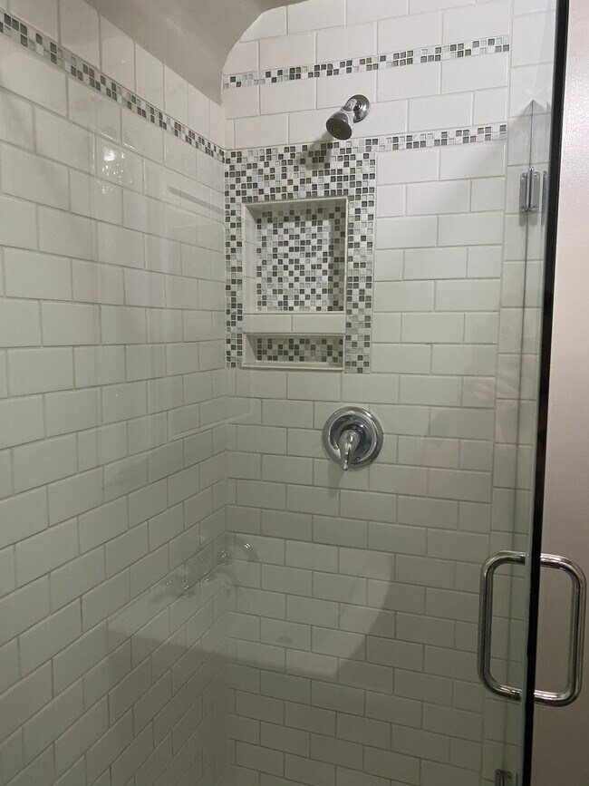 609 McDonough St Unit upper, Eau Claire, WI 54703 Apartments in Eau