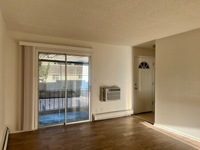 Building Photo - 1 bed Condo Available in SouthWest Denver! Top Floor!