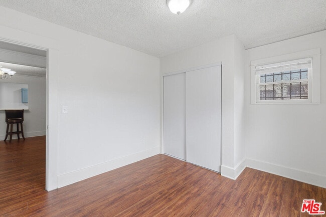 Foto del edificio - 6015 Brynhurst Ave