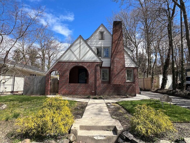 Building Photo - 16 Oakwood Rd