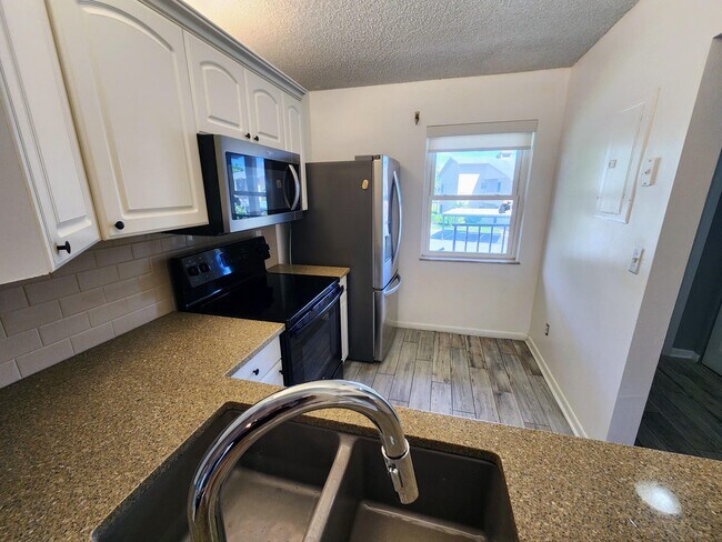 Building Photo - 3171 SE Aster Ln