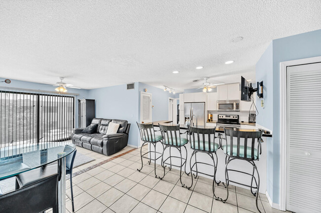 Building Photo - 130 Cypress Club Dr