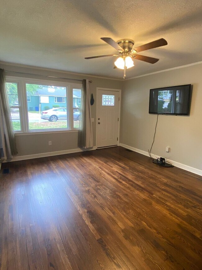 Foto del edificio - Spacious 3BR/2BA with Open Layout and Large Backyard