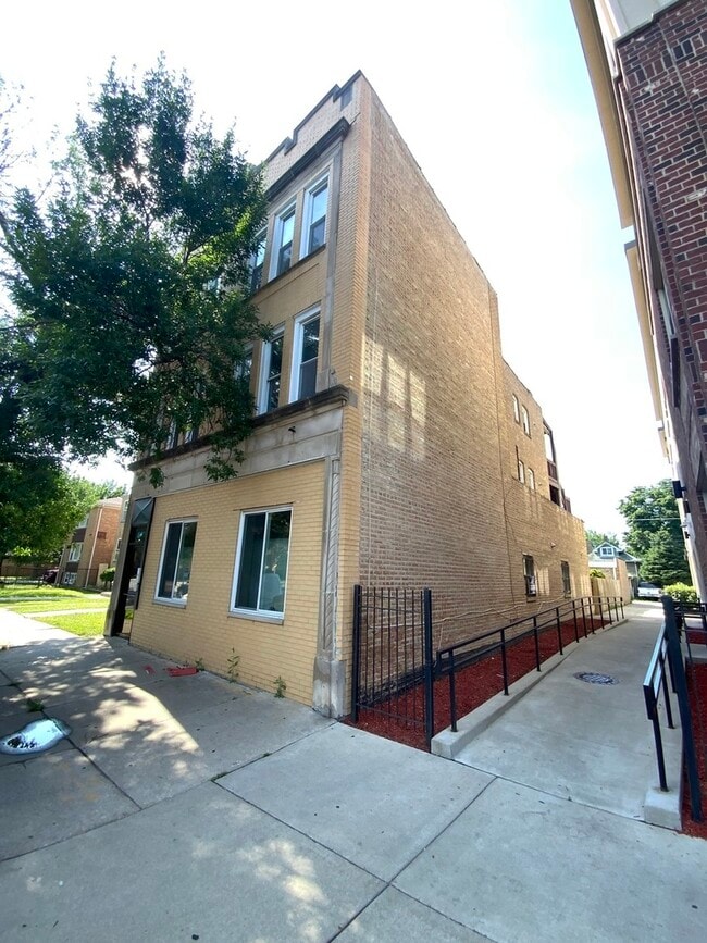 Foto del edificio - 5511 W Diversey Ave