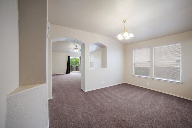 Foto del edificio - Spacious Northeast SA Home- Great Location!