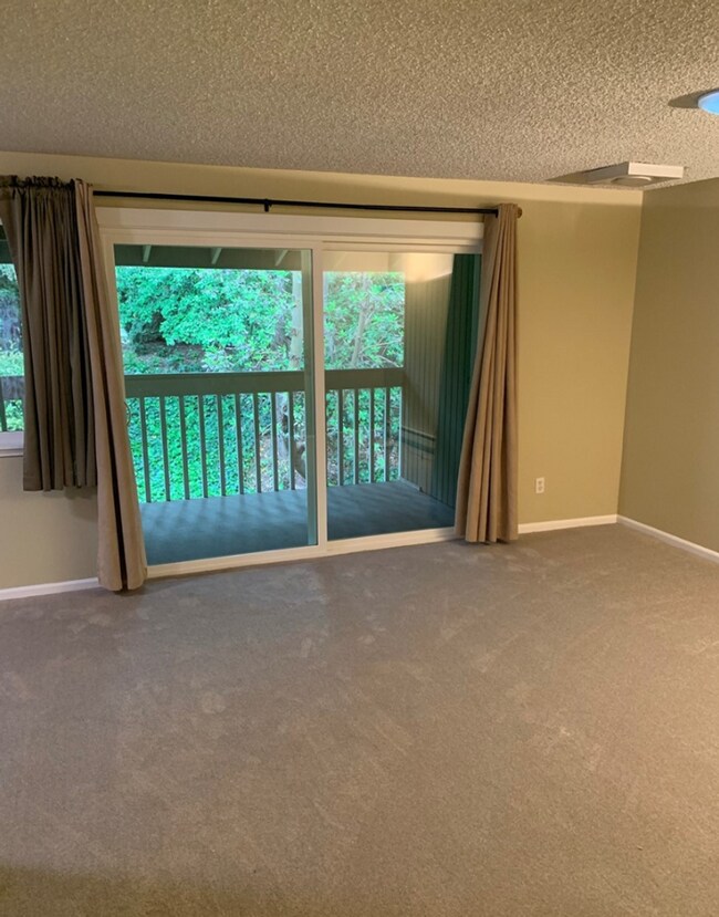 Foto del edificio - Updated Bellevue Condo with Reserved Parki...