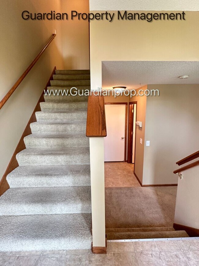 Foto del edificio - Pet Free Champlin Town Home, 3.5 Baths, 2 Car Garage, Dishwasher, Balcony, Available end of April