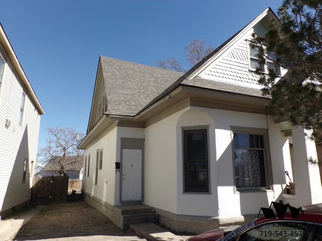 Foto del edificio - $400 Off Move In Special! Centrally Located, 2nd Floor Apartment with 1 Bedroom/1 Bathroom  - $80...