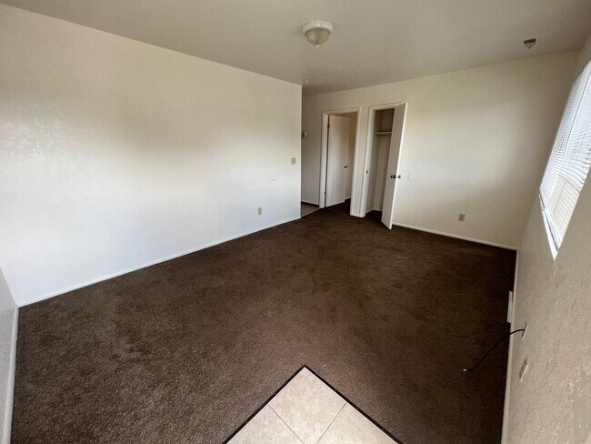 Building Photo - Diamond Ridge 02