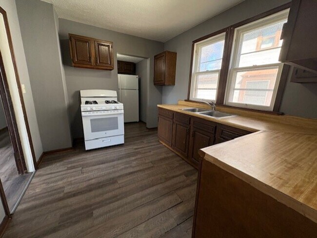 Foto del edificio - Large 4-Bedroom Home in University Park Near Downtown Akron