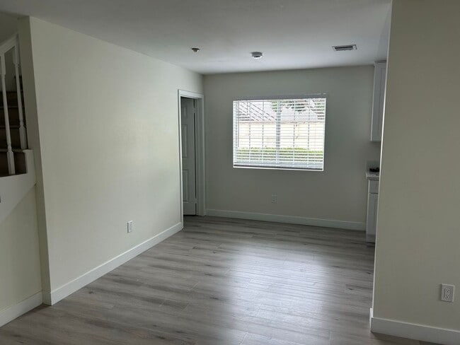 Building Photo - Delong Townhomes