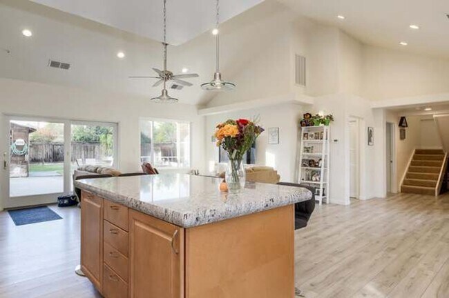 Foto del edificio - BRIGHT, OPEN LAYOUT SUNNYVALE HOME