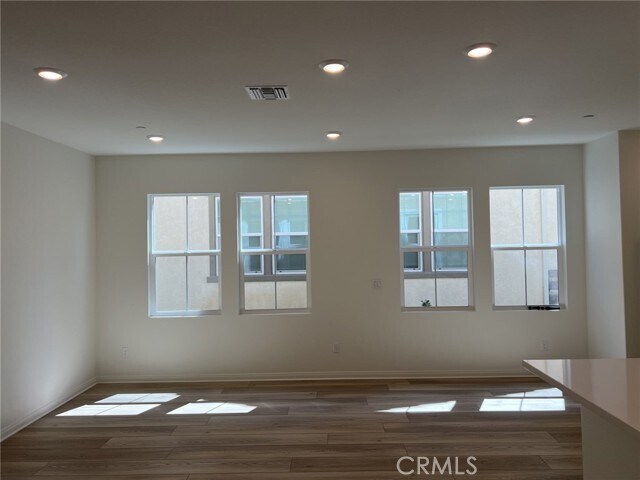 Foto del edificio - 3965 E Huntington St