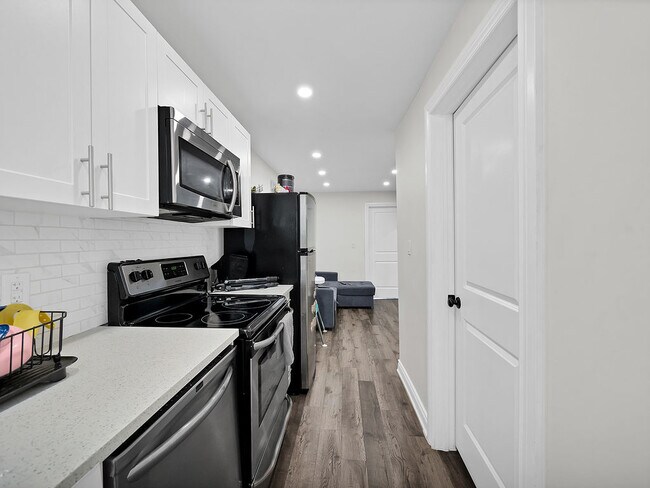 Building Photo - 33 Fairleigh Ave N