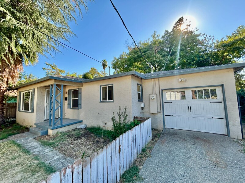 Foto principal - 2635 Russell St