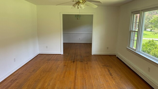 Foto del edificio - Brick Rancher with 1 acre in Hanover County!