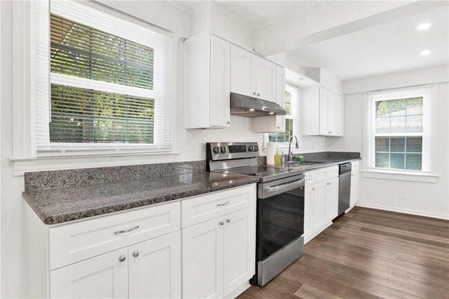 Foto del edificio - 331 Azalea Cir W