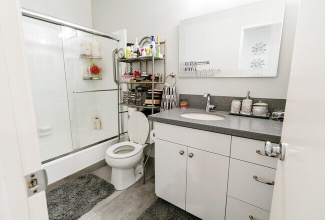 Bathroom - 1010 N Kings Rd