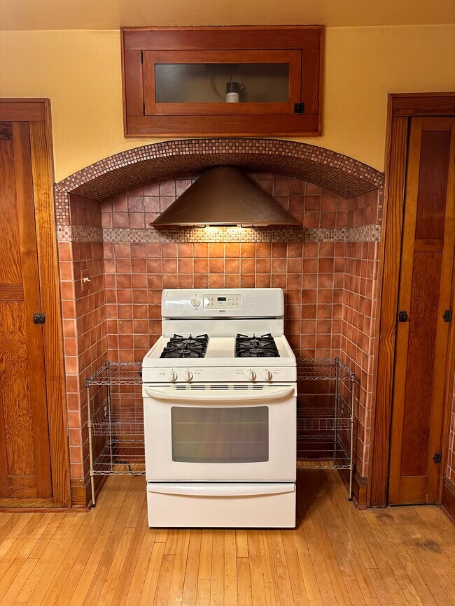 Range oven - 1629 E Newton Ave