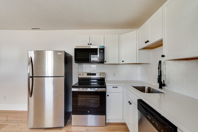 Foto del edificio - FULLY RENOVATED duplex in East Ridge!